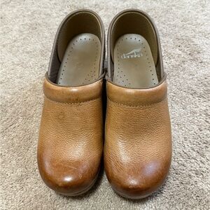 Women’s Dansko Professional Distressed Honey Leather Clogs. Size 38. Size 7.5 US